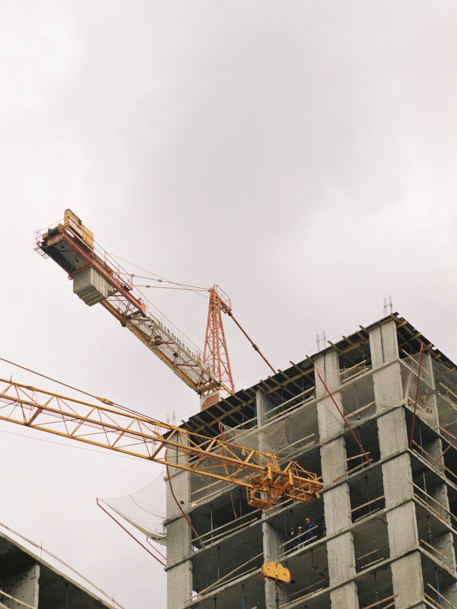 Edifício residencial em fase de estrutura com guindaste ao lado
