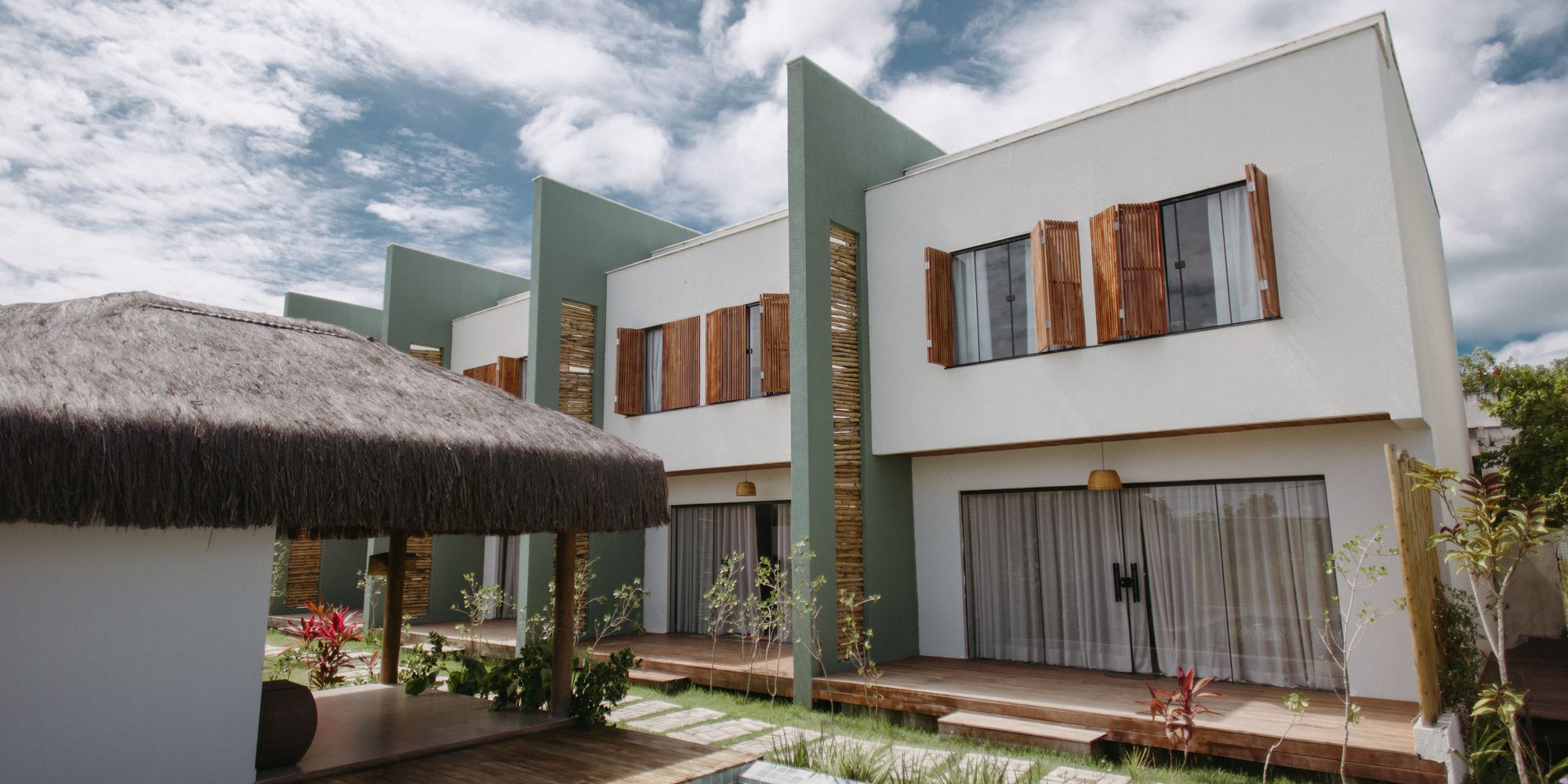 Casa térrea com piscina e cobertura de laje plana ao fundo do terreno